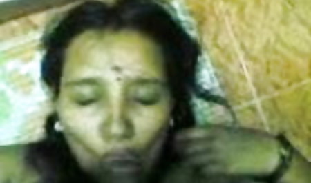 दो थिएटर-गोअर वयस्क खेल खेलते हैं काजल राघवानी की सेक्सी फिल्म