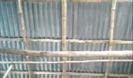 डोमिनिका बाथरूम में अपनी प्रेमिका को सेक्सी पिक्चर फिल्म बीपी छेड़ती है