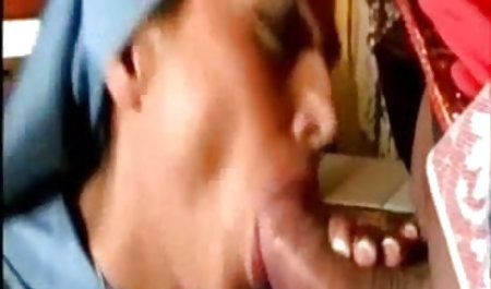 प्यारी अपने 60 वें जन्मदिन पर सेक्सी फिल्म दिखा दे बूढ़े आदमी को चोदता है