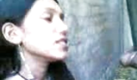 युवा सौतेली बेटी सौतेले पिता के लैपटॉप में रेंगती सेक्सी मूवी सेक्सी पिक्चर है और वहां पोर्न देखती है