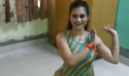 कुछ अंतरंग दुलार के बाद, बच्चे ने रानी चटर्जी की सेक्सी फिल्म एक तैयार चालू चूत में खुद को चोदने दिया