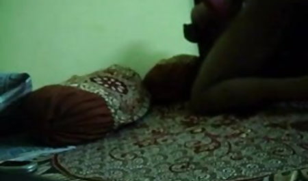 उसके सेक्सी फिल्म मद्रासी गुलाबी मिंक में एक मोटा डिल्डो डालने से पहले, एक बस्टी श्यामला उसे भावुक रूप से चूसती है