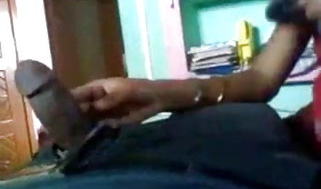 सोफे पर एक करीना कपूर सेक्सी फिल्म श्यामला fucks और सह के साथ बच्चे को पानी