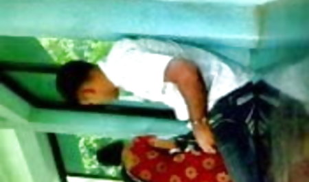 हॉट सेक्सी फिल्म सेक्सी पिक्चर सेक्सी पिक्चर बेब सारा वंदेला अपने बड़े स्तन निचोड़ती है
