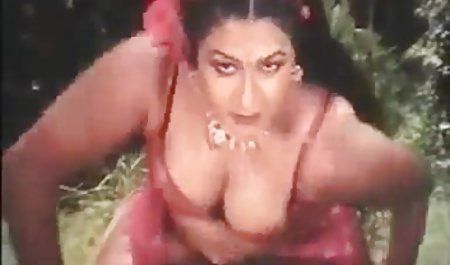 बस्ट मिशेल सेक्सी भोजपुरी फिल्म बे अपने लंड को चूसने के लिए दो मर्दों से मिलने को तैयार है, उसे बहुत बड़े दूध से रगड़ रही है