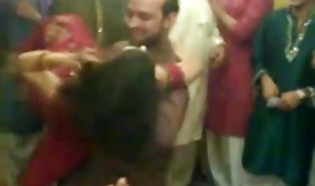यार गुदा सेक्सी हिंदी वीडियो फिल्म में विशाल dildo के साथ उसकी पत्नी fucks