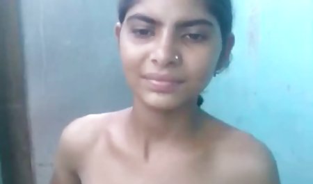युवा श्यामला फुल सेक्स फिल्म एक गहरी blowjob देता है