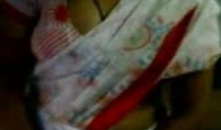 एक आदमी अपनी मोटी कुतिया के साथ अपनी युवा कटरीना कैफ सेक्सी फिल्म कुतिया को पीटता है