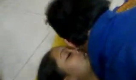 चिंतित दोस्त ने मुश्किल से अपना फड़कता हुआ लंड उसकी गांड में हॉट फिल्म सेक्सी घुसाया
