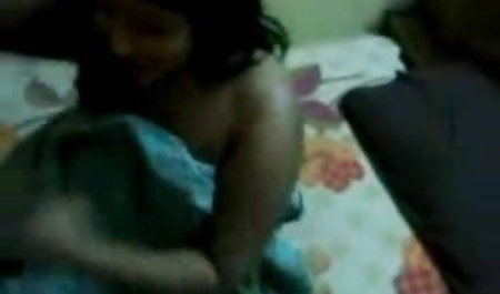 बस्टी ब्लोंड careses उसकी crotch हिंदी में सेक्सी बीएफ मूवी