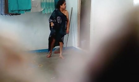 छत पर टहलने सेक्सी फिल्म की के बाद, एक कामुक लड़का गुदा में एक प्रभावशाली गोरा बकवास करता है