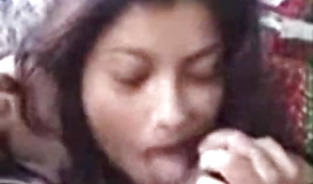 लाल बालों वाली युवा फूहड़ लोचदार बेटियों को डंप करती है और सेक्सी शॉर्ट्स को उतार देती है ताकि अंत में सेक्सी कॉमेडी मूवी जल्दी से उसे प्रवेश मिले