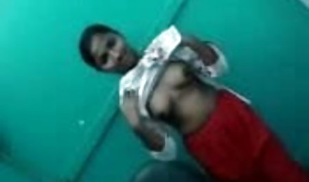 भूरे बालों वाली महिला अपने आकर्षण दिखाते हुए फर्श पर योग करती सनी लियोन की सेक्सी फिल्म दिखाओ हुई