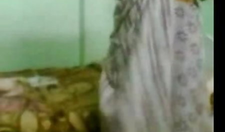 एक सेक्सी फिल्म वीडियो में देखने वाला युवा, सेक्सी सीढ़ी एक दर्पण के सामने उसकी गांड को पीटती है