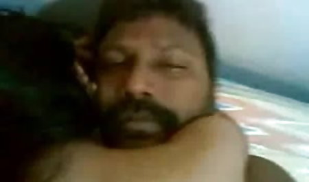 कुतिया ने एक नौकरानी पोशाक सेक्सी फिल्म देखने की पहनी और एक ग्राहक को बहकाया