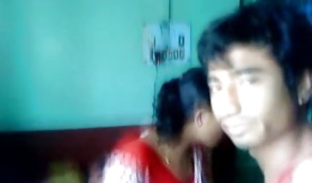 युगल अपने निजी गुदा खेलने का आनंद ले रहे हैं सेक्सी फिल्म हीरोइन की