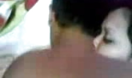 परिपक्व busty माँ ने सौतेले बेटे को भोजपुरी सेक्सी फिल्म बहकाया और उसे गड़बड़ कर दिया