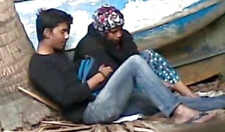 कुतिया लिंग के ऊपर कूदती है और सेक्सी मूवी देखने वाली उसकी चूत में ऊँगली करती है