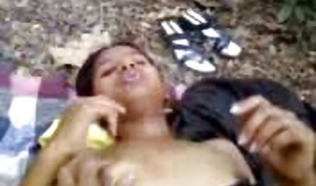 दाढ़ी वाला आदमी वेब कैमरा चालू करता है और कैमरे सेक्सी फिल्म वीडियो हद में मुँह में अपनी कुतिया की चुदाई करता है