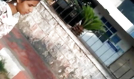 सुंदर लड़की एक आदमी के डिक के साथ सेक्सी फिल्म हीरोइन की खेलता है