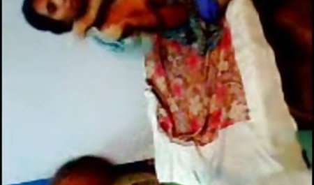 मोज़ा सेक्सी मूवी इंग्लिश पर स्नान के बाद लड़की, थरथानेवाला पर बदल गया और उसकी बिल्ली को सहलाया