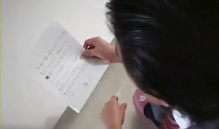बड़े स्तन के साथ एक श्यामला फिल्म वीडियो सेक्सी नीचे गिरा और उसके मुंह में एक डिक मिला