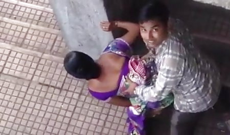 दोस्त घर के सामने लॉन पर करिश्मा कपूर सेक्सी फिल्म एक कुतिया को चोदता है