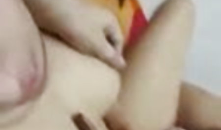 अंधेरे बालों वाली सूसी बस बॉलीवुड की सेक्सी मूवी की तरह झूठ नहीं होगी, पैर अलग, वह जानती है कि बिस्तर में एक असली छुट्टी की व्यवस्था कैसे करें