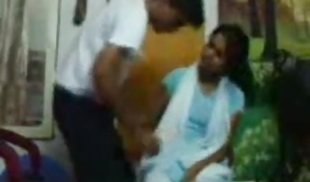 गुलाबी जाँघिया में कुतिया वेबकैम के सामने उसकी अंग्रेजी सेक्स फिल्म बिल्ली हस्तमैथुन करता है
